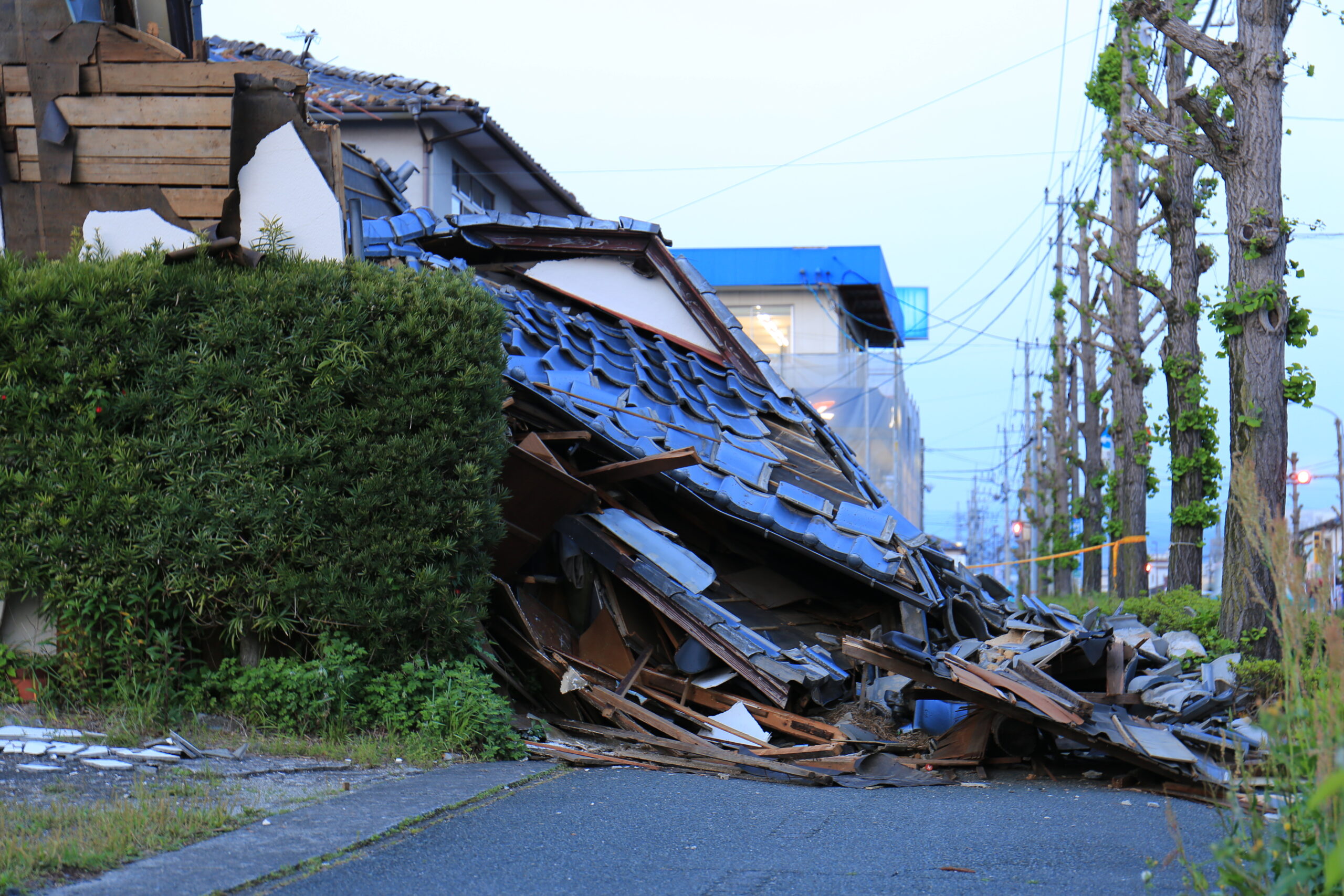 地震により倒壊した家屋